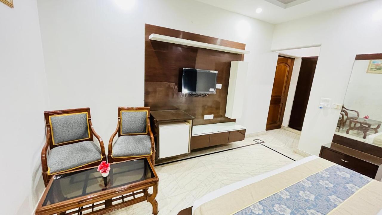 Hotel Starline Sector 28 Gurgaon Exteriör bild