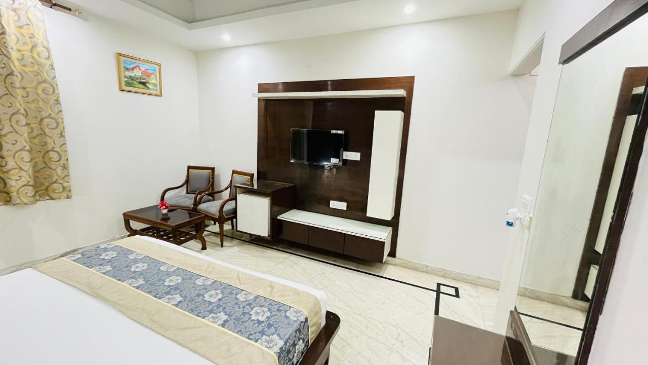 Hotel Starline Sector 28 Gurgaon Exteriör bild